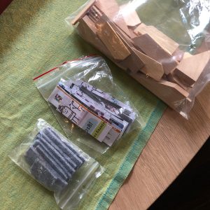 Opvulmaterialen als afstandhouder tussen schilderij en baklijst
