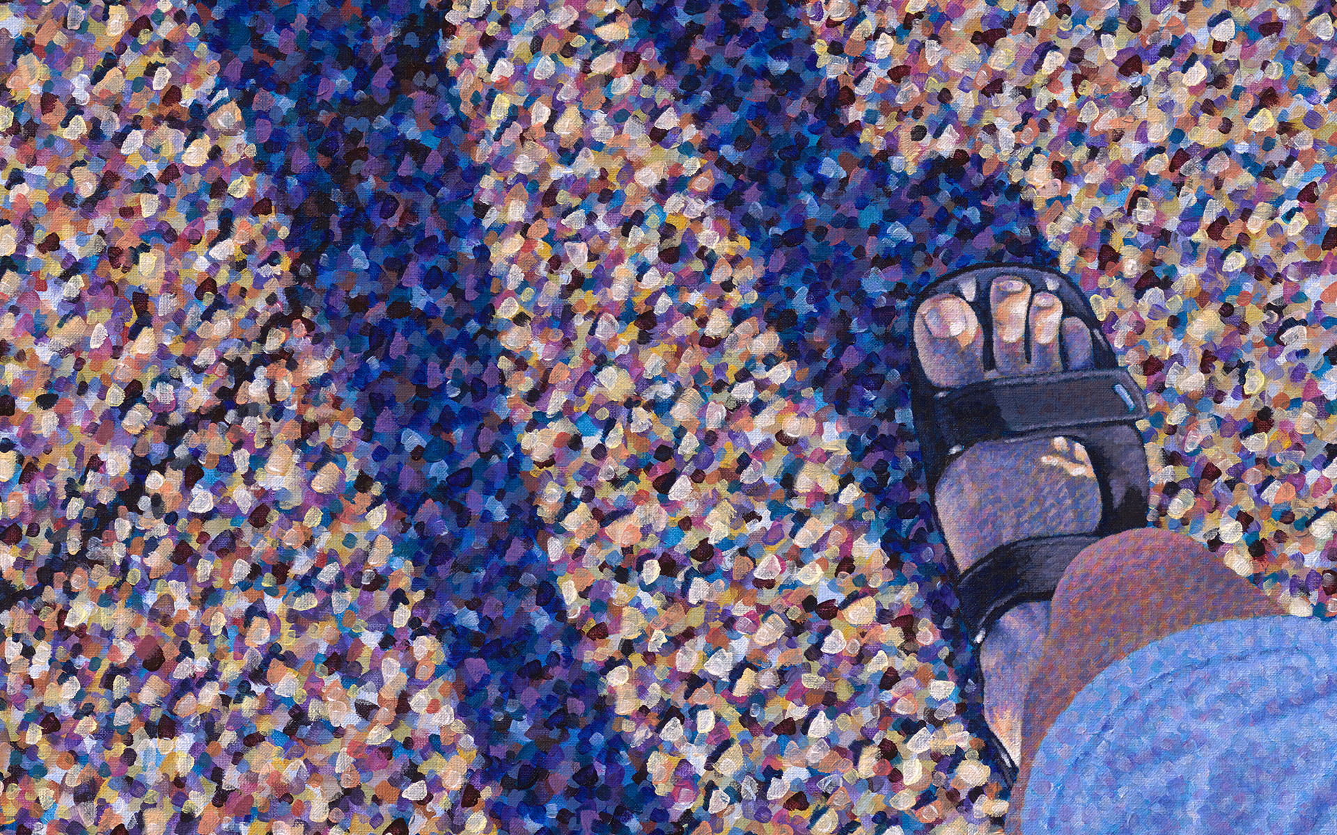 Schilderachtige close-up van een voet in een sandaal op een kleurrijk grindpad in zomers licht.
